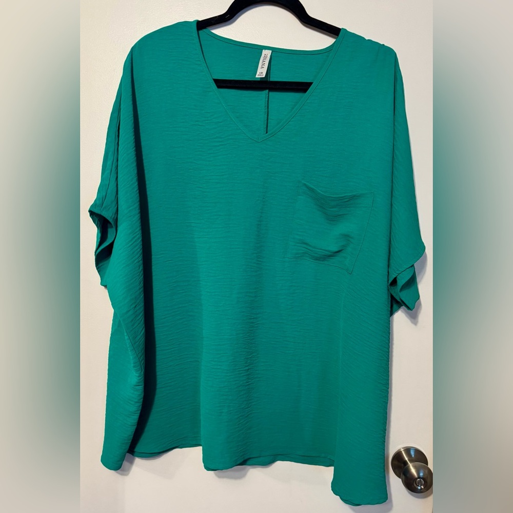 ☘️☘️Zenana Woven Airflow V-Neck Dolman Top with Pocket - EUC☘️☘️